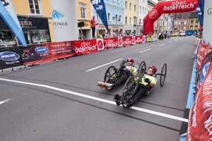 Kopf an Kopf Zieleinfahrt bei der Paracycling Tour 2016